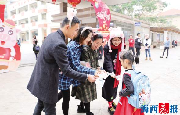 【福建時間列表】【廈門】【移動版】【Chinanews帶圖】敲鼓領魚獎豬蹄 廈門“開學歡樂頌”奇招盡出