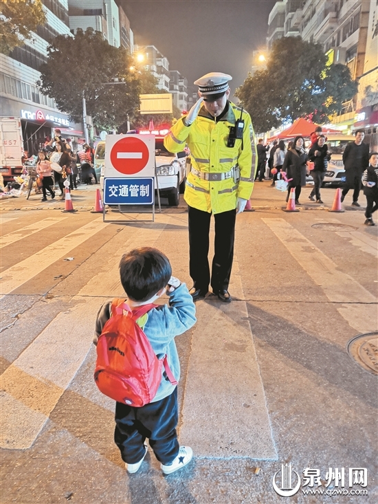 【泉州】【移動版】上元夜暖心一幕：2歲的男孩向正在執勤的父親敬禮