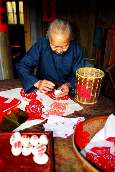 【焦點圖】【南平】【移動版】【Chinanews帶圖】浦城剪紙：金剪生花 雕鏤千年時光