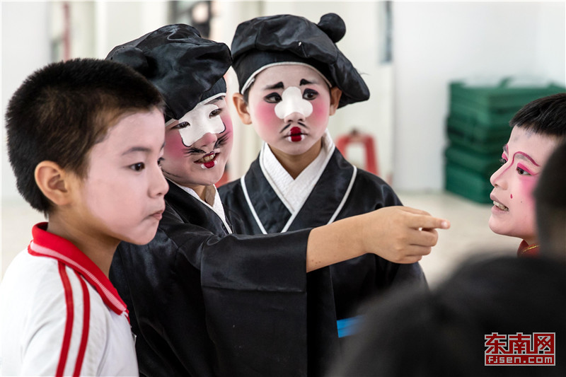 【焦點圖】【泉州】【移動版】【Chinanews帶圖】高甲戲走進晉江校園：培養守藝人讓絕活不“絕”