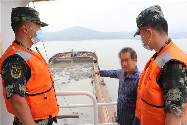 福建寧德海警一舉查獲4艘涉嫌非法傾倒廢棄物船舶