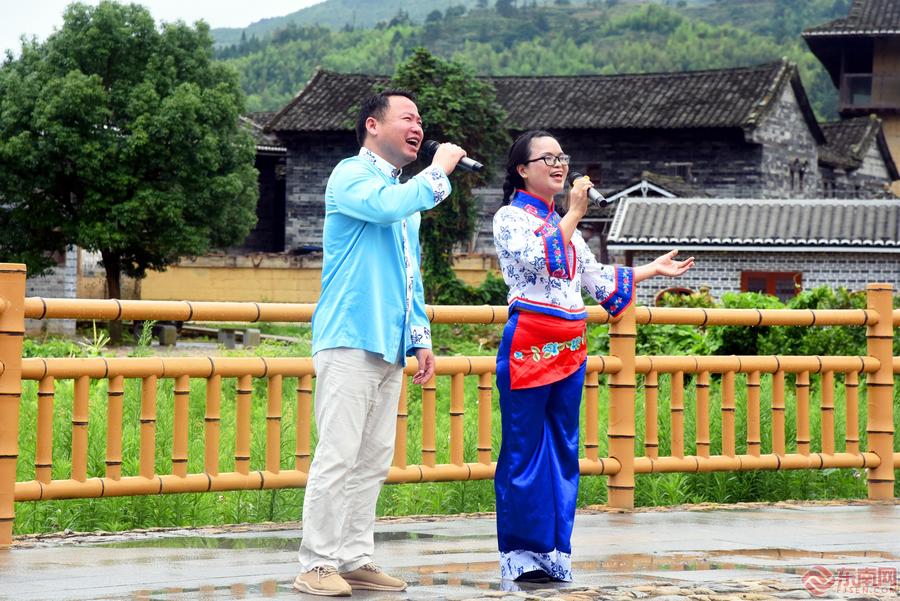 南靖土樓上演非遺大戲