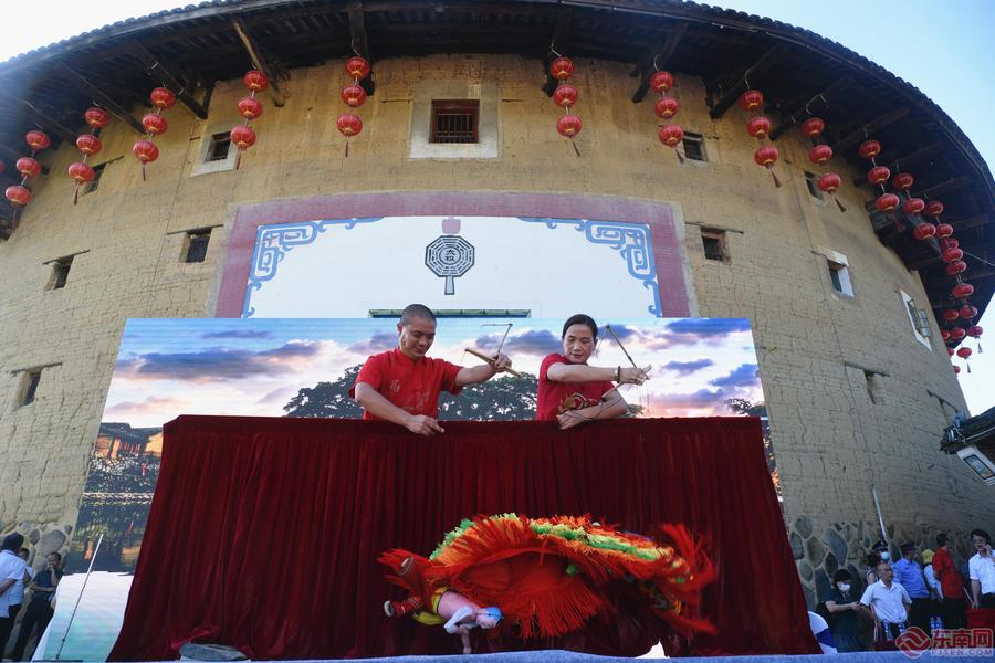 南靖土樓上演非遺大戲