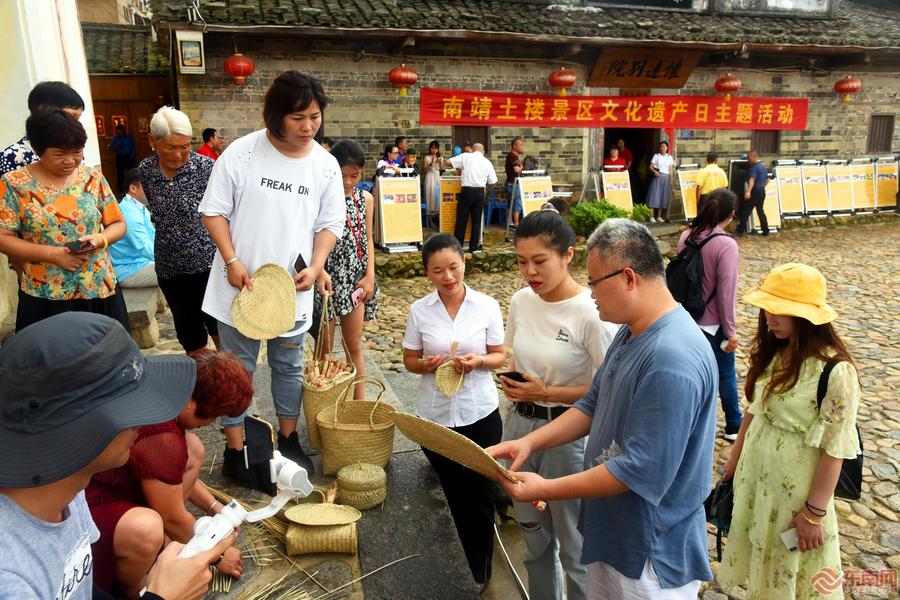 南靖土樓上演非遺大戲