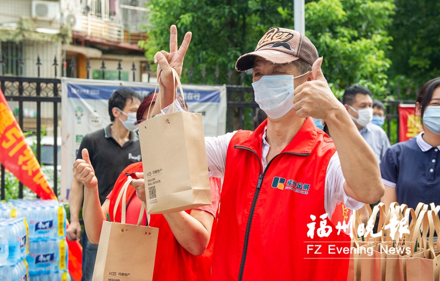 福州：5萬瓶“愛心水”送一線 超200個茶攤已上崗