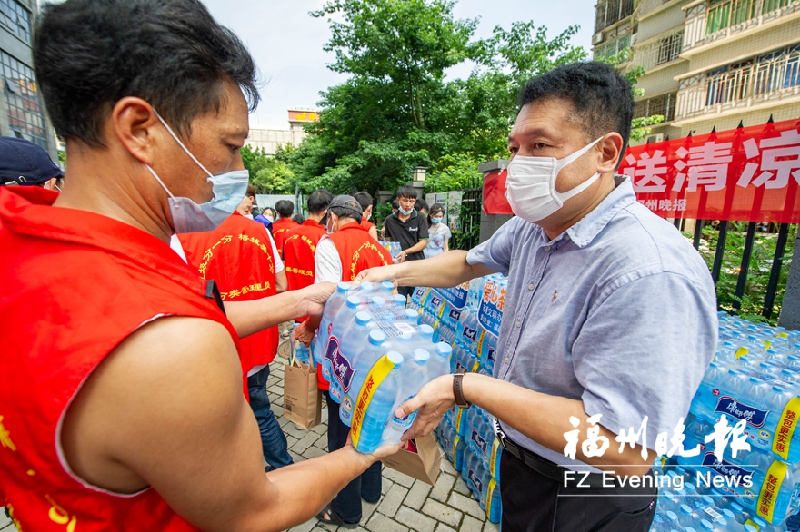 福州：5萬瓶“愛心水”送一線 超200個茶攤已上崗