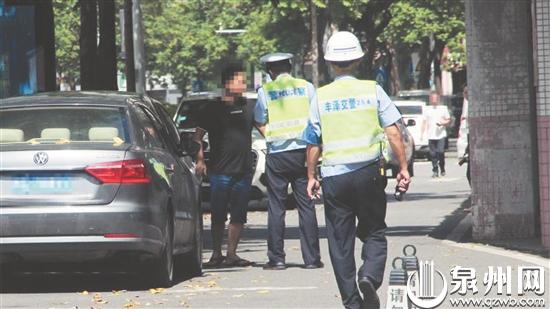 交警整治泉州市區湖心街違停 2小時查處40多輛車