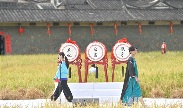 把田埂變T臺 福建農民豐收節創意上演民族服裝秀