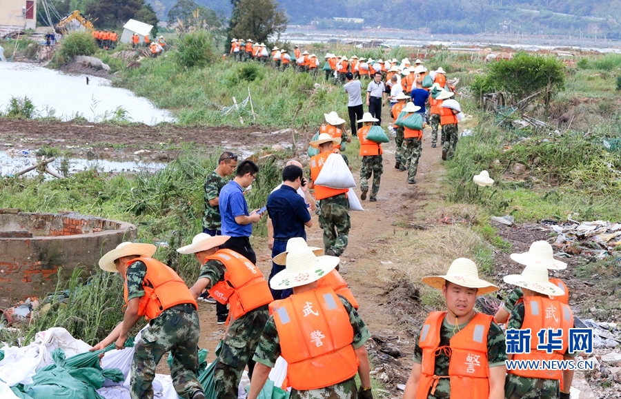 武警官兵馳援霞浦牙城鎮災後重建