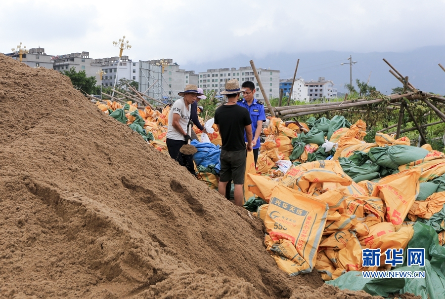 武警官兵馳援霞浦牙城鎮災後重建