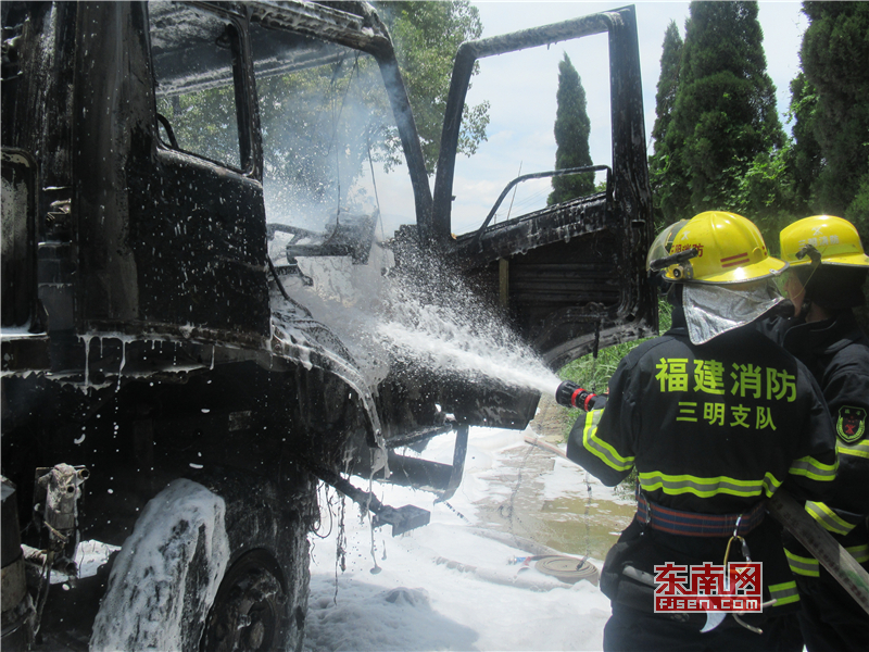 三明一挂車自燃駕駛室燒成空殼 消防緊急撲救