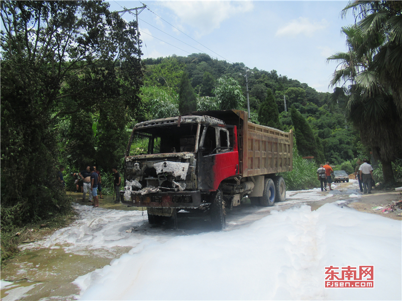 三明一挂車自燃駕駛室燒成空殼 消防緊急撲救