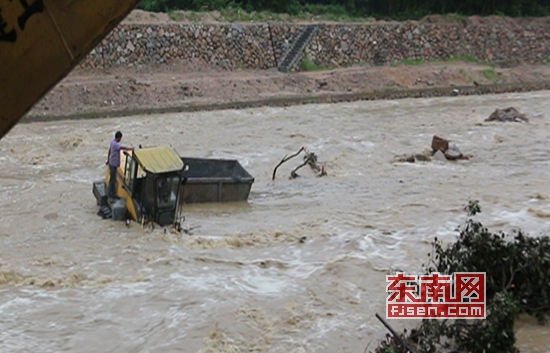 【法治 圖文】【滾動新聞】【地市 泉州】永春：突降暴雨工人被困激流 消防泅渡急救援