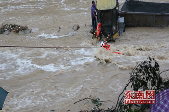 【法治 圖文】【滾動新聞】【地市 泉州】永春：突降暴雨工人被困激流 消防泅渡急救援