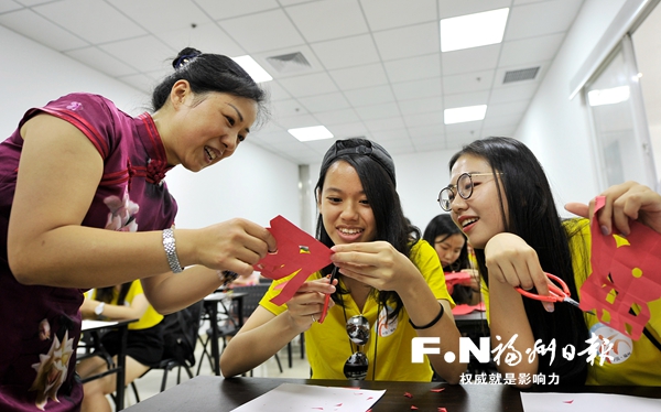 第二屆兩岸大學生領袖營參觀福州 營員拜師學藝