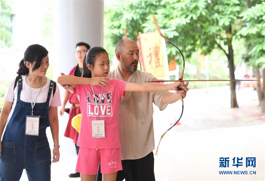 【焦點圖】【移動版 輪播圖】【滾動新聞】 【 ChinaNews帶圖】泉臺百對家庭開展傳統文化互動