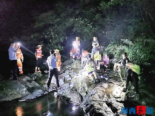 10余名驢友迷路被困八怪谷 救援人員連夜搜山將其救出