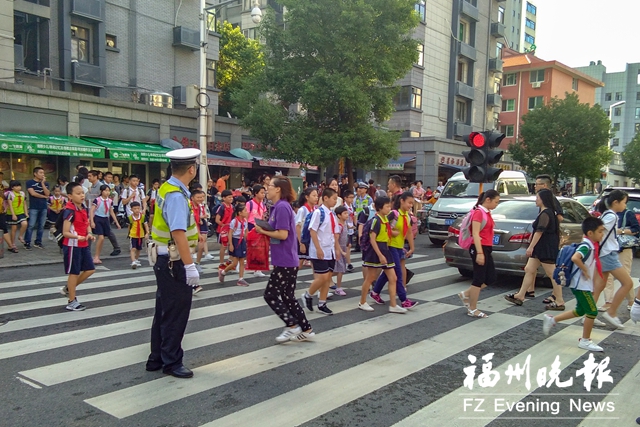 交警護航“開學第一天” 福州城區交通平穩有序