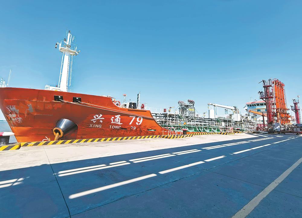 “興通79”輪成功靠泊莆田湄洲灣外走馬埭作業區