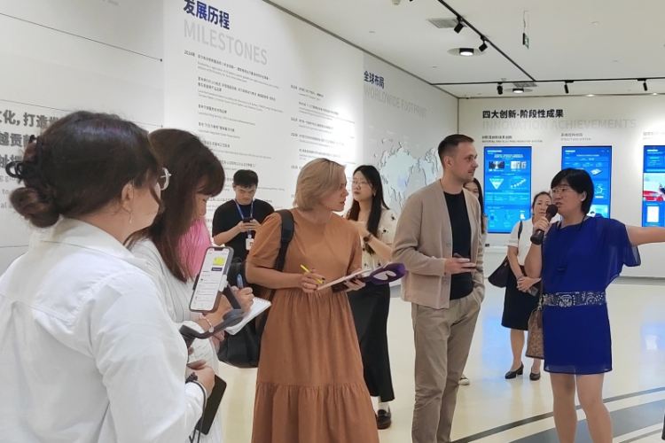 俄媒代表團探訪寧德時代：解碼福建新能源創新密碼_fororder_圖片4