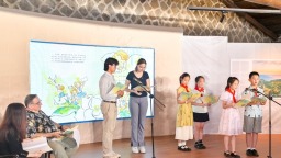 美國友人與福州小學生共讀《十一枚郵票》
