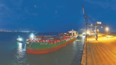 泉州港首次出口新能源汽車組件
