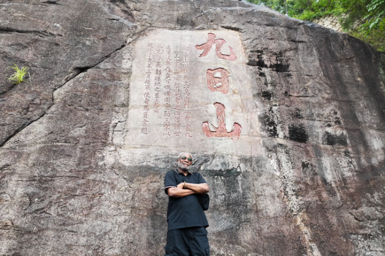 駐華外交官登上福建南安九日山 探尋千年石刻裏的海絲記憶_fororder_圖片4