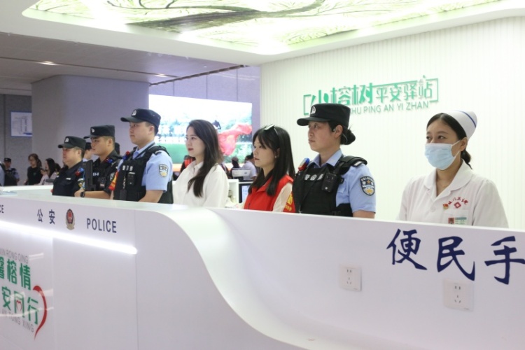 福州南站派出所：乘“楓”景育榕蔭 溫暖回家路_fororder_“小榕樹平安驛站”成員單元共同守護旅客出行.JPG