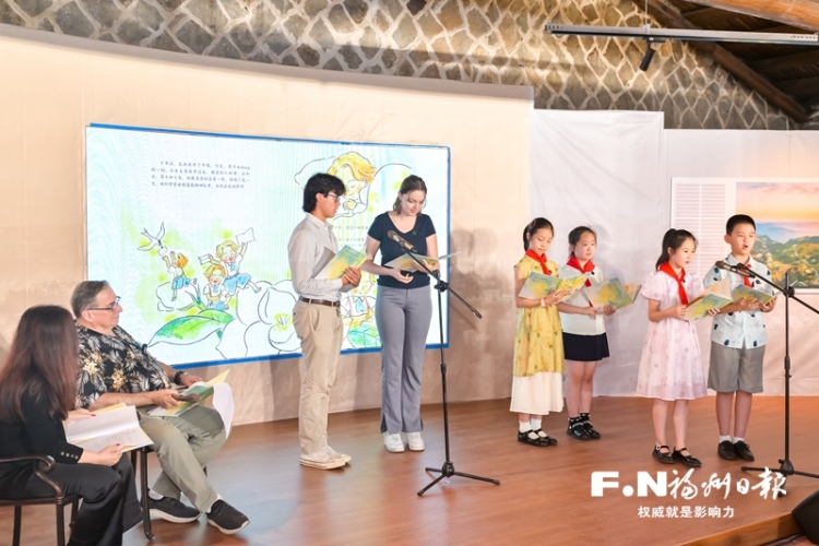 美國友人與福州小學生共讀《十一枚郵票》