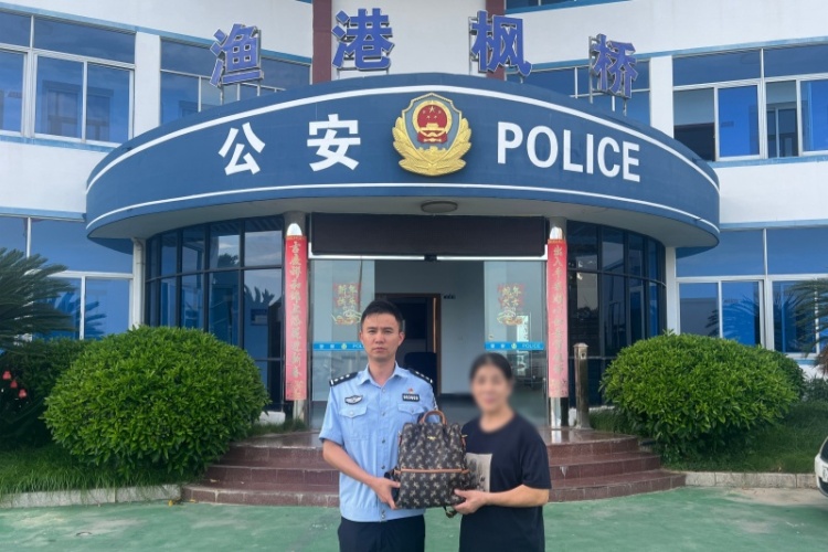 福建霞浦：粗心遊客遺失背包 警民聯動完璧歸趙_fororder_微信圖片_20250814233607_副本