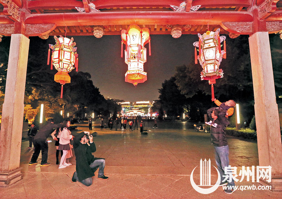 【圖説福建第四張】【泉州】【移動版】【Chinanews帶圖】看花燈 聽南音 吃上元丸 泉州元宵令“老外”著迷