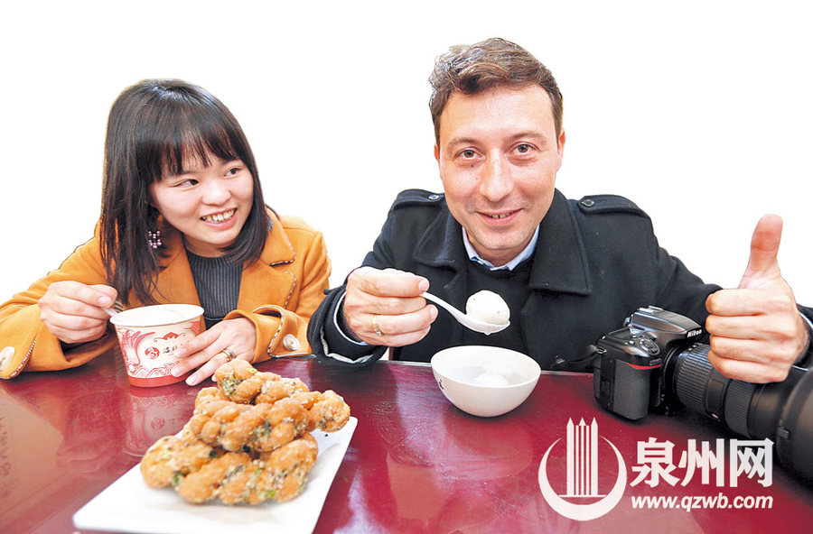 【圖説福建第四張】【泉州】【移動版】【Chinanews帶圖】看花燈 聽南音 吃上元丸 泉州元宵令“老外”著迷