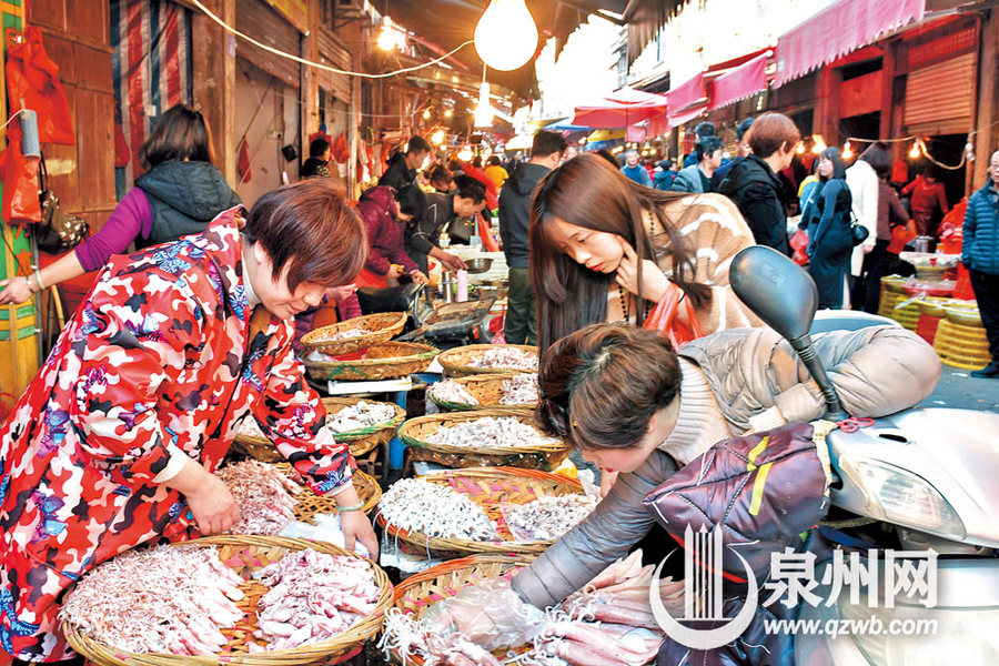 【圖説福建第四張】【泉州】【移動版】【Chinanews帶圖】看花燈 聽南音 吃上元丸 泉州元宵令“老外”著迷