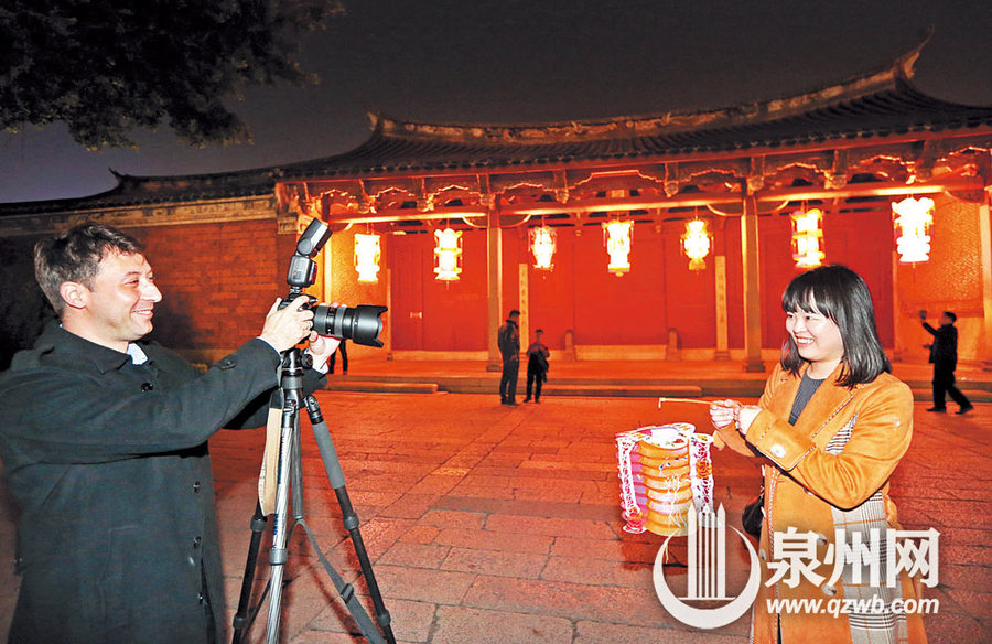 【圖説福建第四張】【泉州】【移動版】【Chinanews帶圖】看花燈 聽南音 吃上元丸 泉州元宵令“老外”著迷