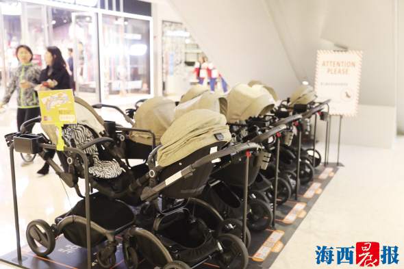 【廈門】【移動版】【Chinanews帶圖】廈門現共享嬰兒車“身影” 市民擔憂：是否衛生？安全？