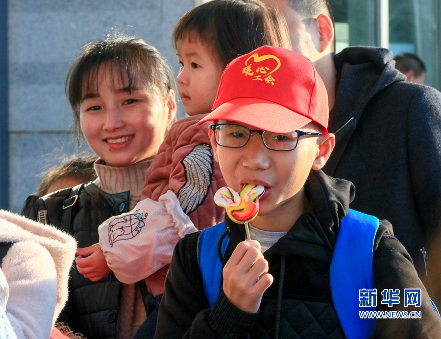 【焦點圖】【泉州】【移動版】【Chinanews帶圖】福建泉州：“小候鳥”暖心回家