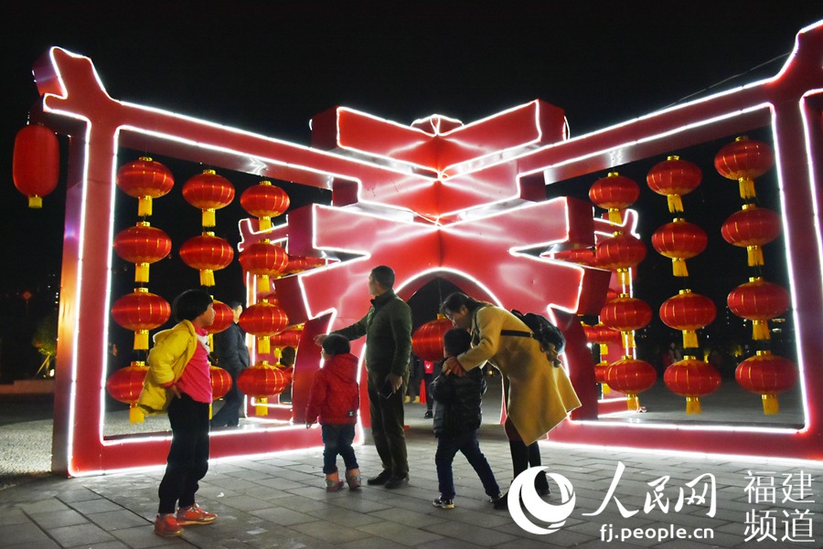 【焦點圖】【南平】【移動版】【Chinanews帶圖】福建順昌：燈籠紙傘花燈扮城市 濃濃年味迎新春