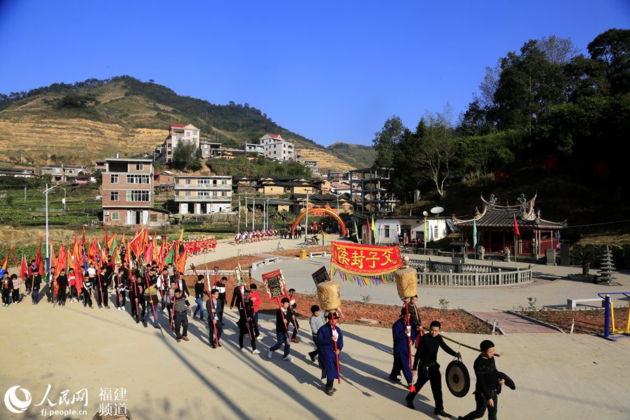 【焦點圖】【泉州】【移動版】【Chinanews帶圖】福建：新春節日喜慶祥和 “繞境巡安”民俗熱鬧開展