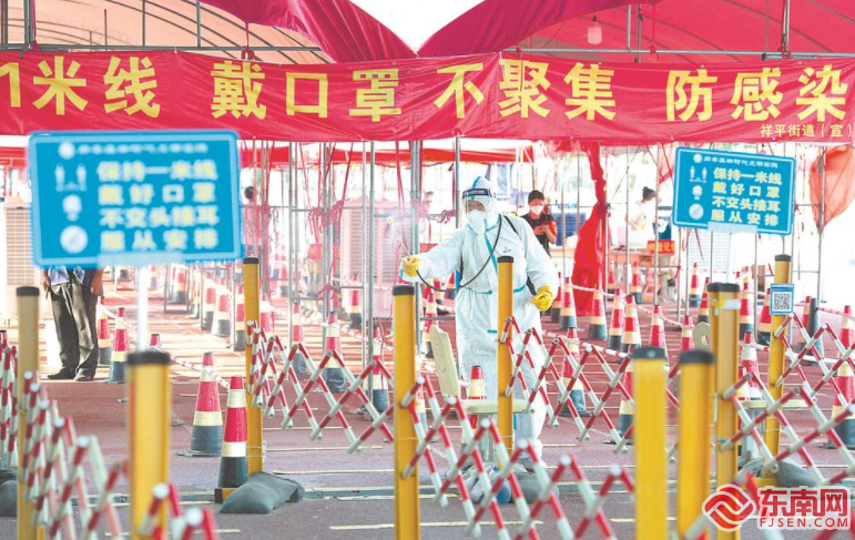 廈門同安區：工作人員在結束採樣後對場地進行消殺