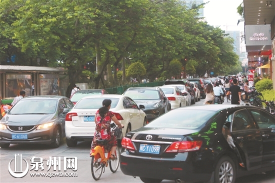 【輿情 列表】【泉州】泉州車輛佔道違停亂象多 市民盼各行其道