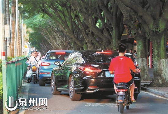 【輿情 列表】【泉州】泉州車輛佔道違停亂象多 市民盼各行其道