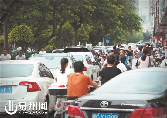 【輿情 列表】【泉州】泉州車輛佔道違停亂象多 市民盼各行其道