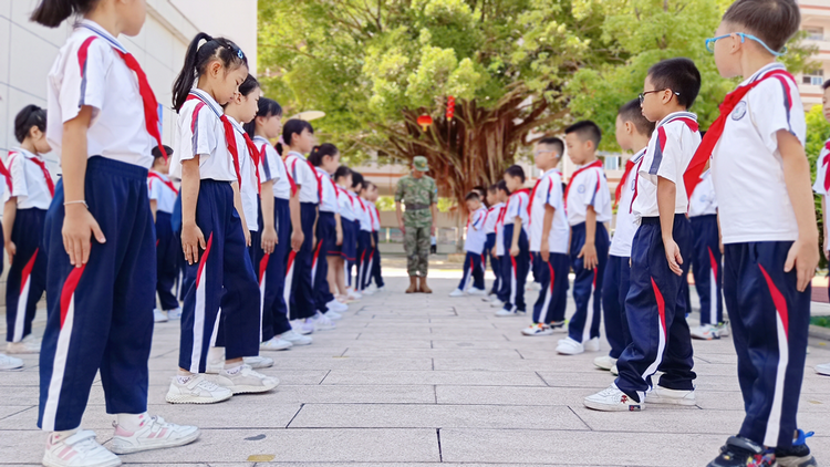 福建漳州：少年軍校開營 “龍娃”軍姿有模有樣_fororder_圖片1