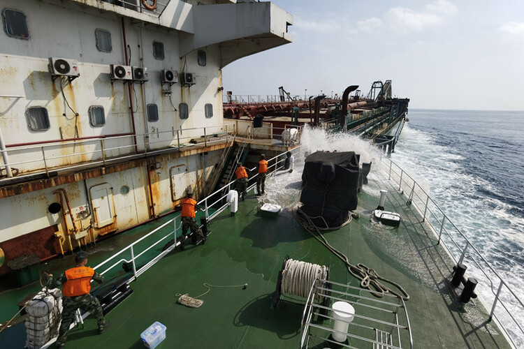 漳州海警局：“三度”解鎖海上“平安密碼”_fororder_漳州海警執法員強行跳幫查緝非法採砂船