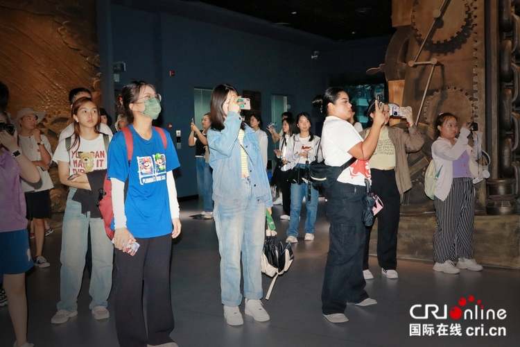 外國留學生行走福建 感受歷史文化傳承創新_fororder_拍攝行走福建短視頻