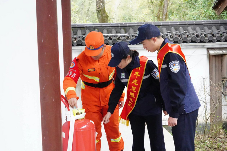 福建武夷山警消聯動 共築景區“防火牆”_fororder_圖片3