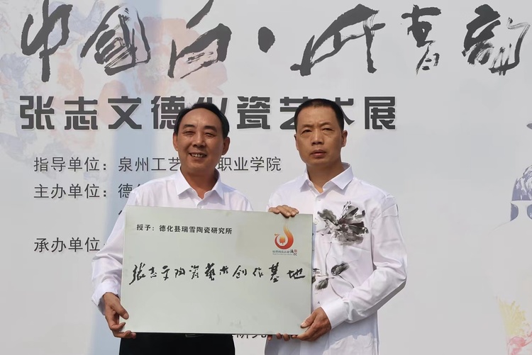 洛陽牡丹花開時 他在中國白展示花樣國色_fororder_WechatIMG1583