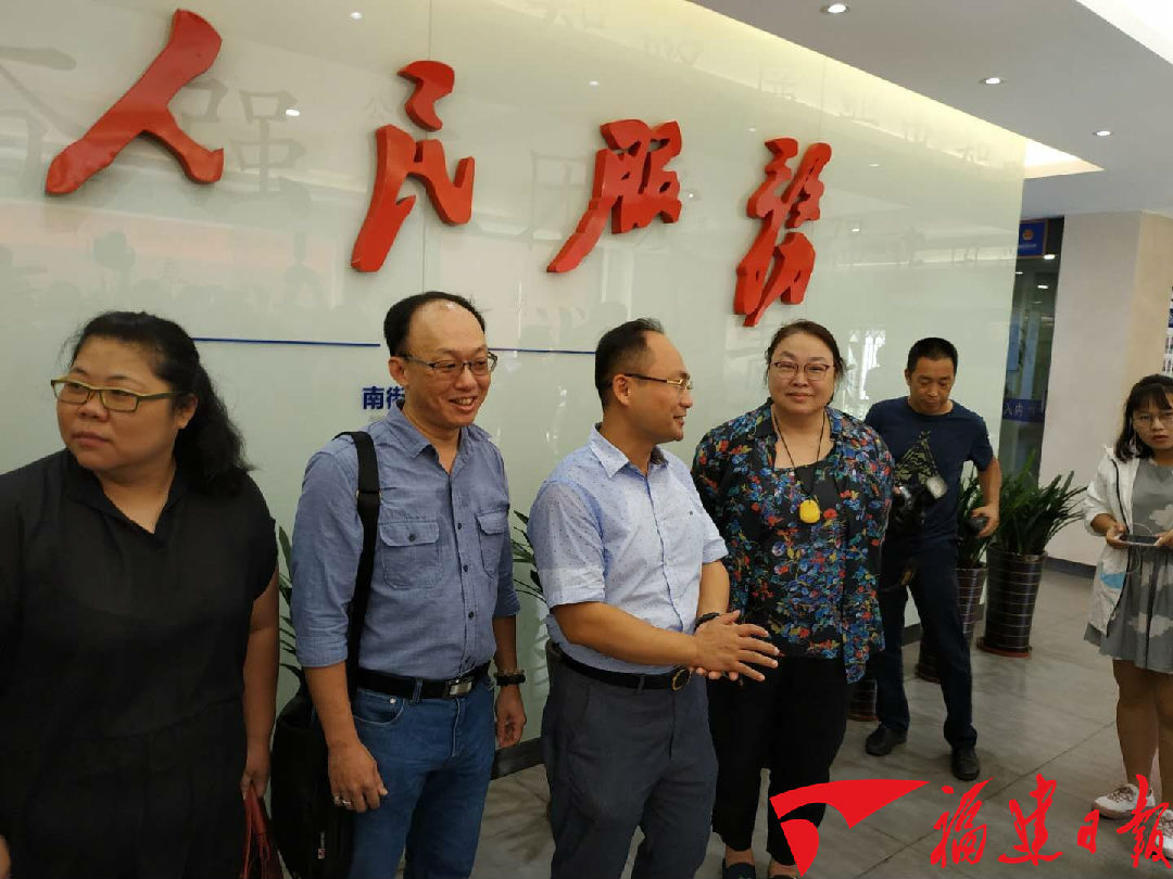 在榕臺胞陳弈廷領到福建首張台灣居民居住證