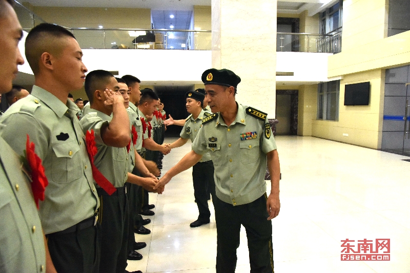 武警漳州支隊百餘名官兵光榮退伍