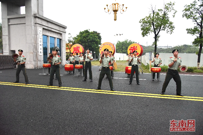 武警漳州支隊百餘名官兵光榮退伍